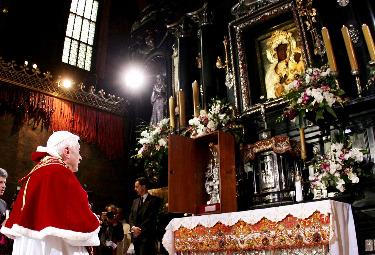 Benedetto XVI in preghiera al santuario di Czestochowa