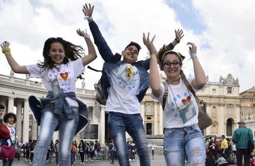 Vaticano, 23 aprile 2016. I giovani partecipanti al Giubileo dei Ragazzi in Piazza San Pietro.